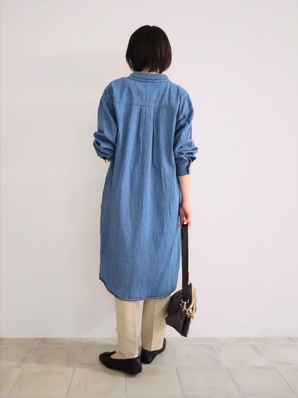 ブルー系のワンピース、ブルー系のTシャツ/カットソー、ベージュ系のその他パンツを着用したレディースの秋コーディネートの4枚目の写真