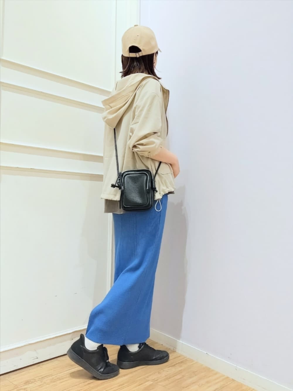 ベージュ系のブルゾン、グレー系のTシャツ/カットソー、ブルー系のスカートを着用したレディースの春コーディネートの3枚目の写真