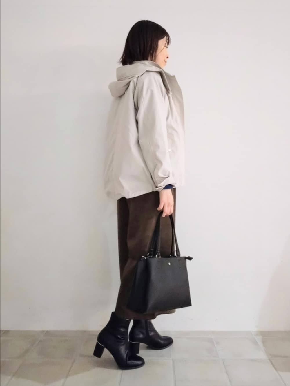 ベージュ系のブルゾン、ブルー系のニット/セーター、ブラウン系のその他パンツを着用したレディースの秋コーディネートの3枚目の写真