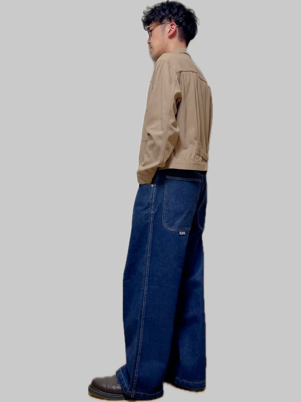 ベージュ系のデニムジャケット、ブルー系のデニムパンツ、ブラウン系のドレスシューズを着用したメンズの夏コーディネートの3枚目の写真