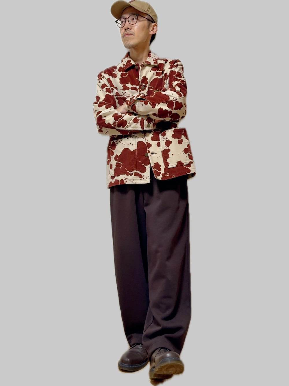 ブラウン系のカバーオール、ブラック系のスウェットパンツ、ブラウン系のドレスシューズを着用したメンズの秋コーディネートの2枚目の写真