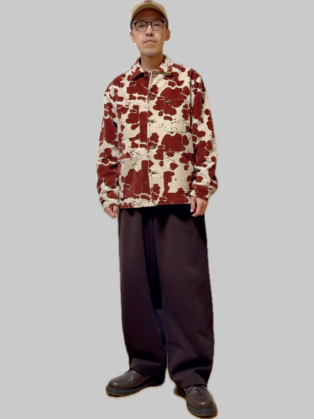 ブラウン系のカバーオール、ブラック系のスウェットパンツ、ブラウン系のドレスシューズを着用したメンズの秋コーディネートの4枚目の写真