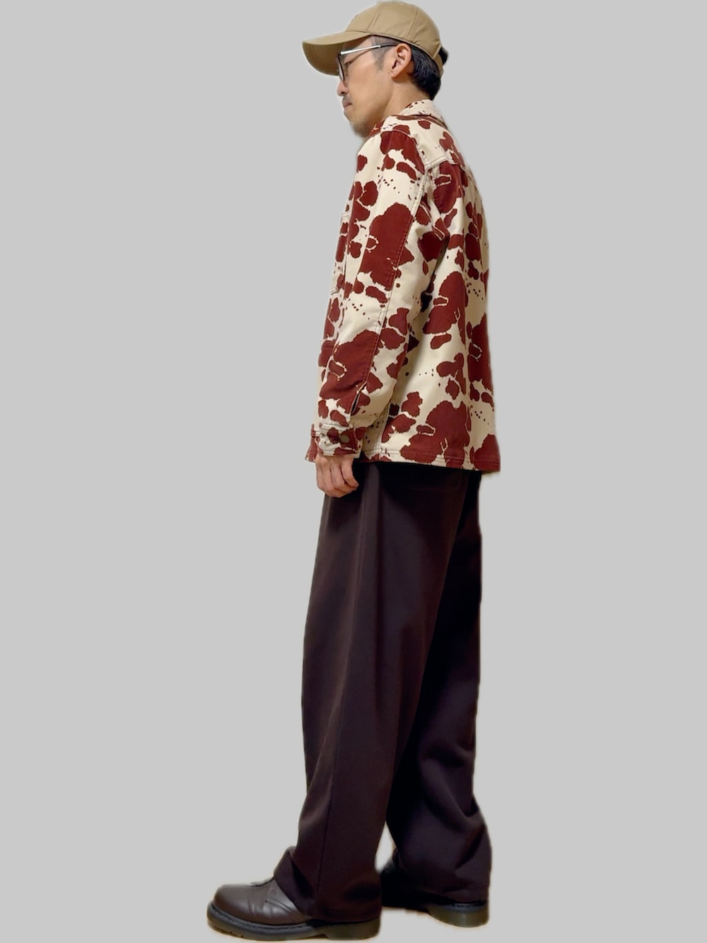 ブラウン系のカバーオール、ブラック系のスウェットパンツ、ブラウン系のドレスシューズを着用したメンズの秋コーディネートの3枚目の写真