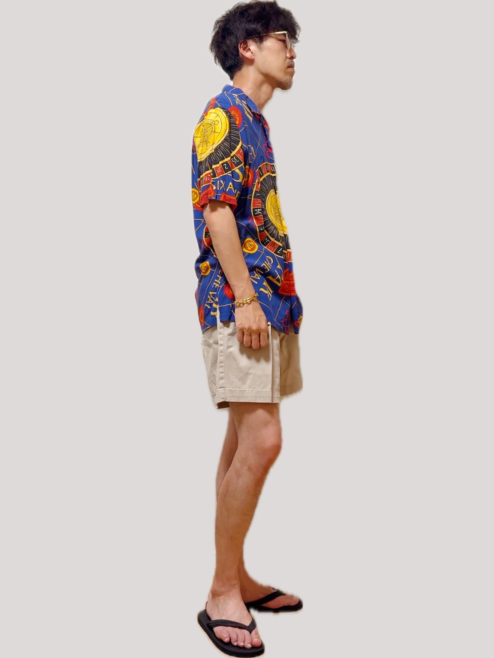 ブルー系のシャツ/ブラウス、ベージュ系のチノパンツ、ブラック系のサンダルを着用したメンズの夏コーディネートの4枚目の写真