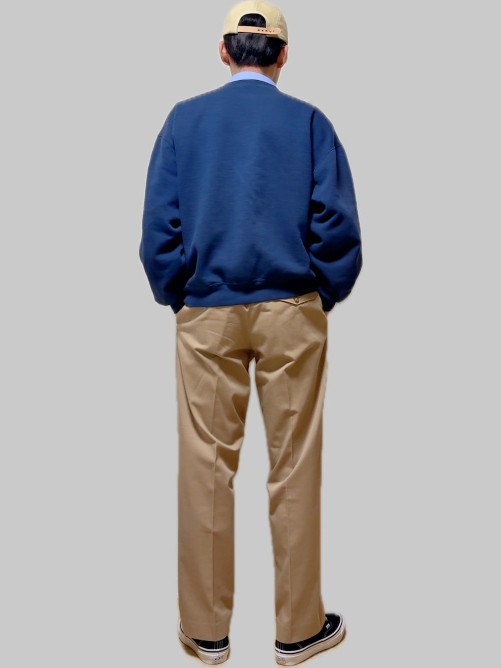 ブラック系のスニーカー、ブルー系のスウェット、ホワイト系のシャツ/ブラウスを着用したメンズの春コーディネートの5枚目の写真