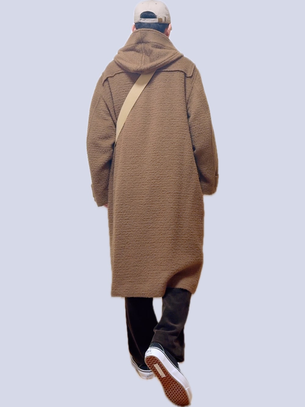 ベージュ系のショルダーバッグ、ベージュ系のダッフルコート、ブラウン系のその他パンツを着用したメンズの春コーディネートの5枚目の写真