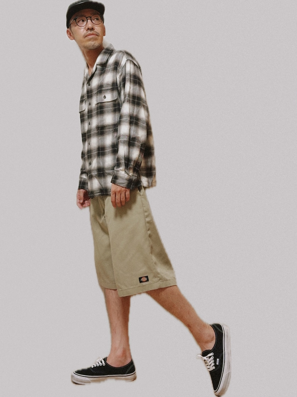 その他のシャツ/ブラウス、ベージュ系のチノパンツ、ブラック系のスニーカーを着用したメンズの秋コーディネートの4枚目の写真