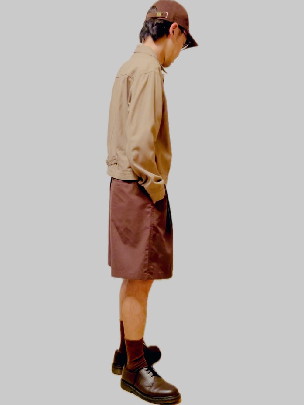 ベージュ系のデニムジャケット、ブラウン系のその他パンツ、ブラウン系のドレスシューズを着用したメンズの秋コーディネートの3枚目の写真