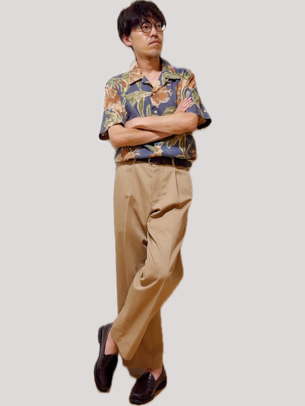 ブラウン系のローファー、ベージュ系のチノパンツ、ブルー系のシャツ/ブラウスを着用したメンズの夏コーディネートの4枚目の写真