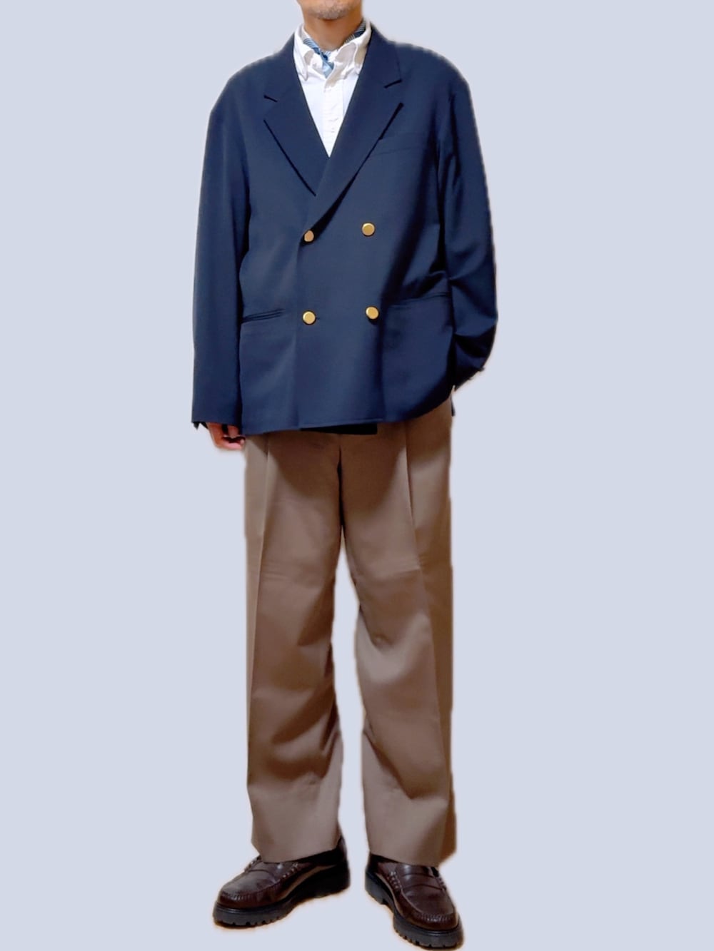 ホワイト系のシャツ/ブラウス、ブルー系のテーラードジャケット、グレー系のスラックスを着用したメンズの冬コーディネートの2枚目の写真