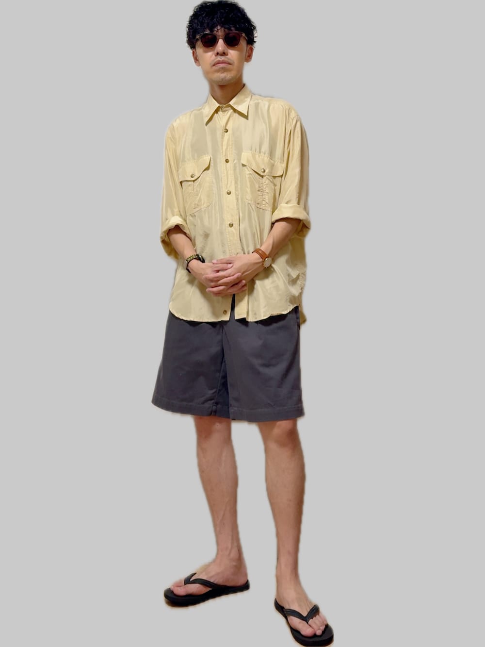 イエロー系のシャツ/ブラウス、グレー系のチノパンツ、ブラック系のサンダルを着用したメンズの夏コーディネートの2枚目の写真