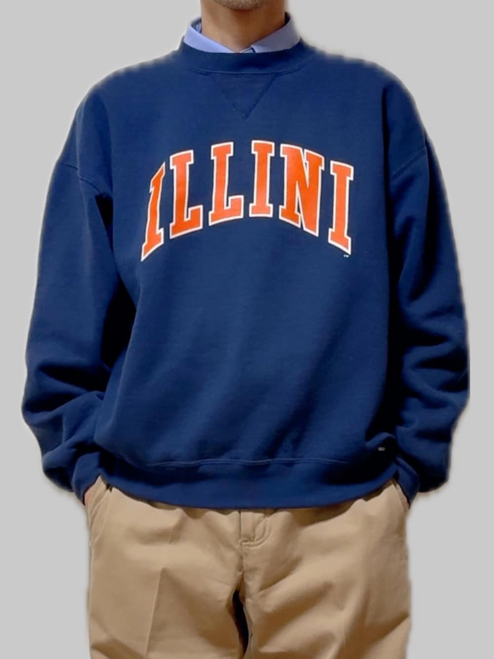 ブラック系のスニーカー、ブルー系のスウェット、ホワイト系のシャツ/ブラウスを着用したメンズの春コーディネートの4枚目の写真