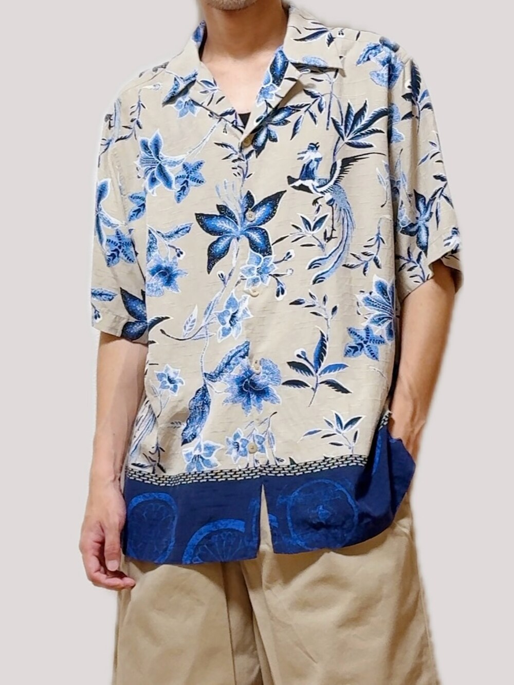 ブラック系のサンダル、ベージュ系のチノパンツ、ベージュ系のシャツ/ブラウスを着用したメンズの夏コーディネートの2枚目の写真