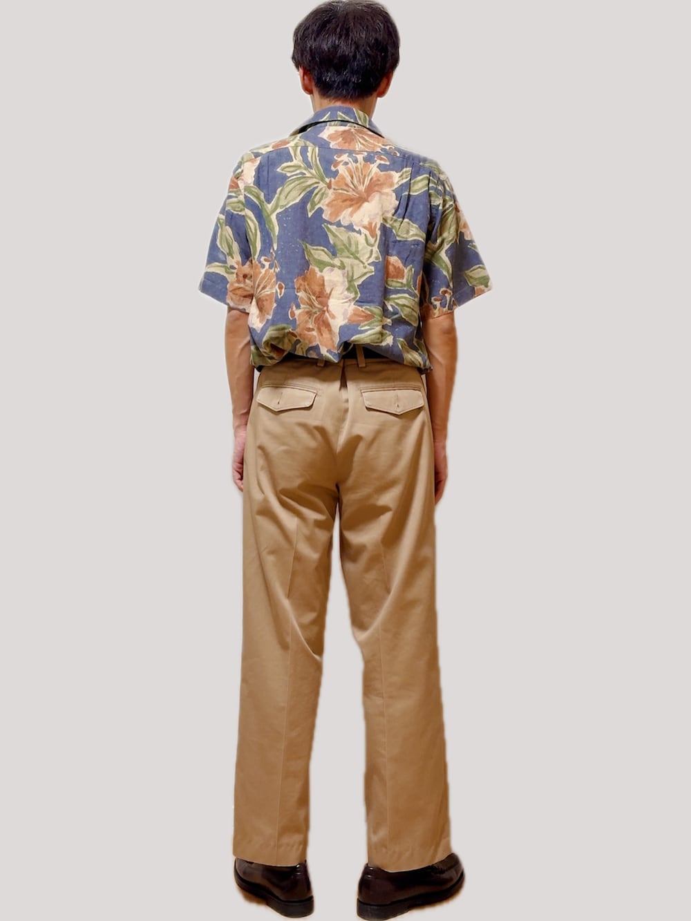ブラウン系のローファー、ベージュ系のチノパンツ、ブルー系のシャツ/ブラウスを着用したメンズの夏コーディネートの3枚目の写真