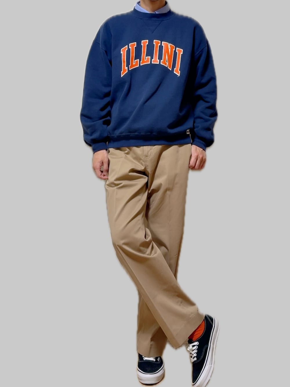 ブラック系のスニーカー、ブルー系のスウェット、ホワイト系のシャツ/ブラウスを着用したメンズの春コーディネートの2枚目の写真