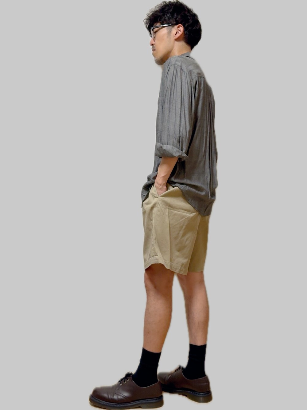 ブラウン系のドレスシューズ、ベージュ系のチノパンツ、シルバー系のシャツ/ブラウスを着用したメンズの夏コーディネートの2枚目の写真