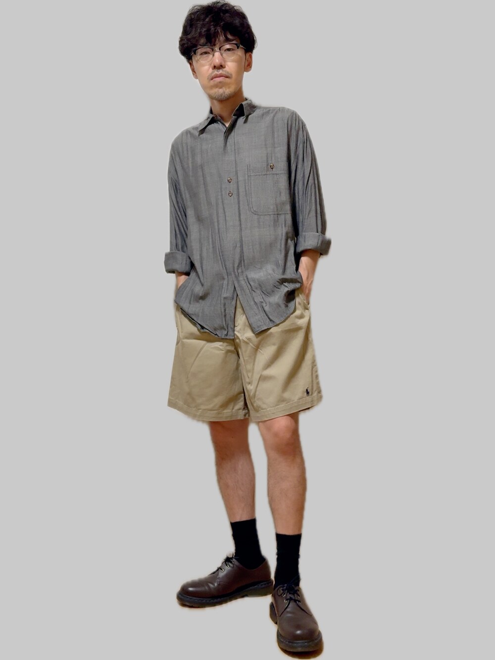 ブラウン系のドレスシューズ、ベージュ系のチノパンツ、シルバー系のシャツ/ブラウスを着用したメンズの夏コーディネートの3枚目の写真