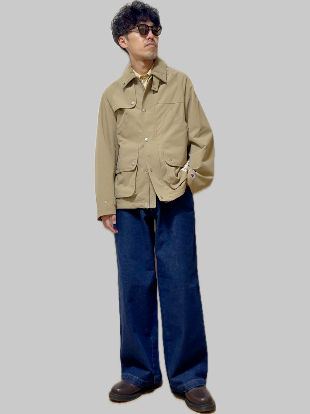 ブラウン系のドレスシューズ、イエロー系のシャツ/ブラウス、ベージュ系のナイロンジャケットを着用したメンズの秋コーディネートの4枚目の写真