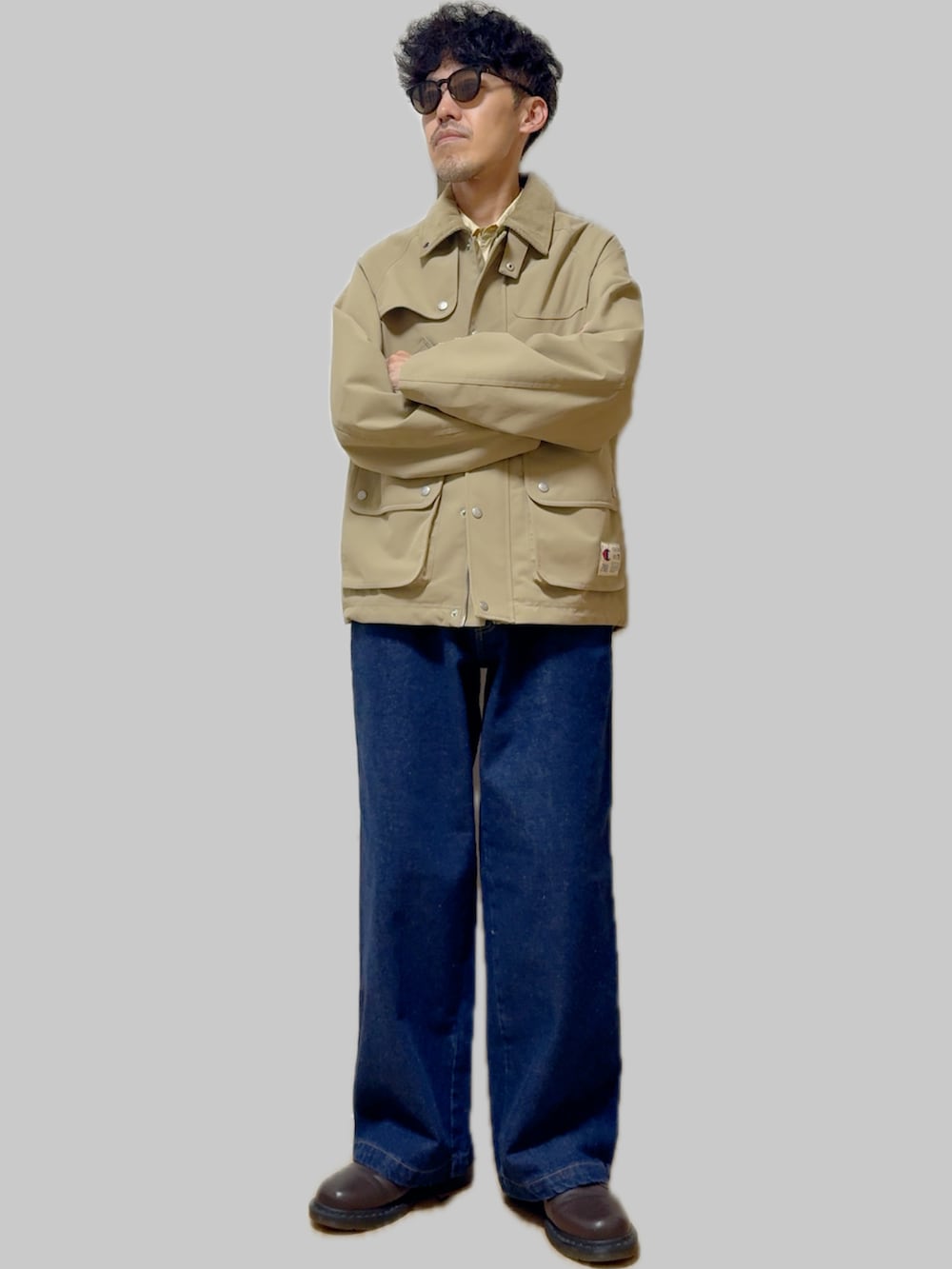 ブラウン系のドレスシューズ、イエロー系のシャツ/ブラウス、ベージュ系のナイロンジャケットを着用したメンズの秋コーディネートの2枚目の写真