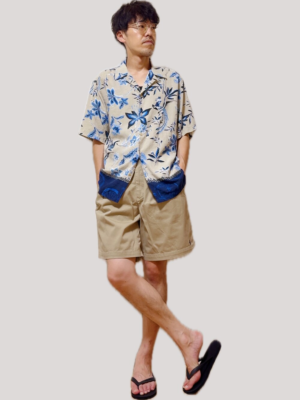 ブラック系のサンダル、ベージュ系のチノパンツ、ベージュ系のシャツ/ブラウスを着用したメンズの夏コーディネートの3枚目の写真