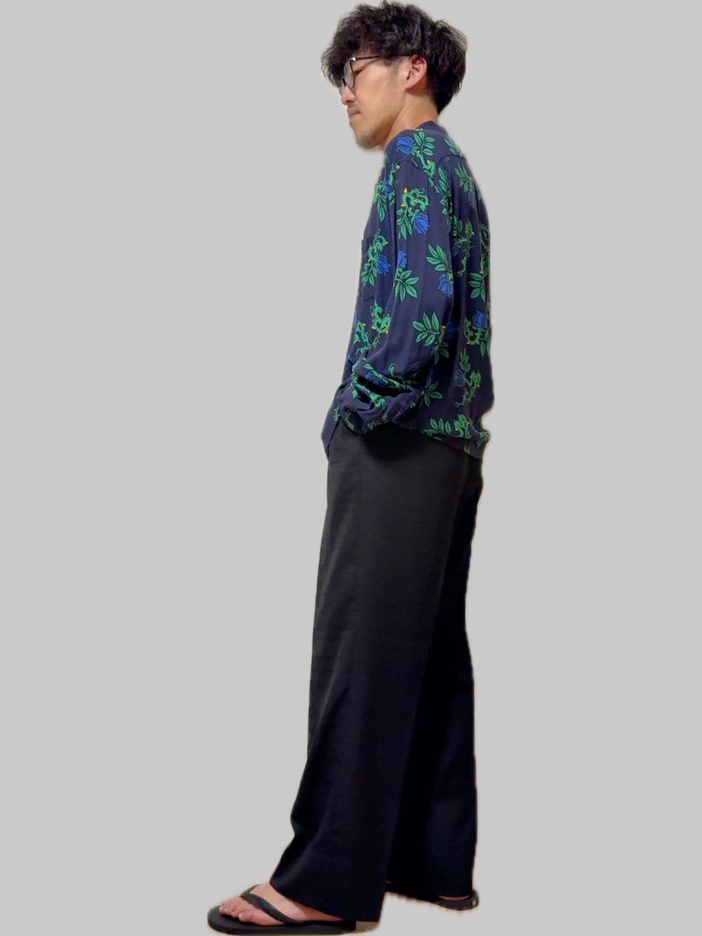 ブルー系のシャツ/ブラウス、ブラック系のスラックス、ブラック系のサンダルを着用したメンズの夏コーディネートの3枚目の写真