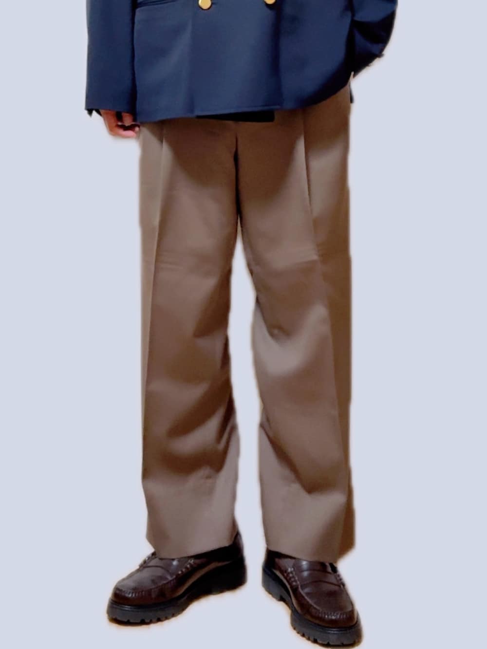 ホワイト系のシャツ/ブラウス、ブルー系のテーラードジャケット、グレー系のスラックスを着用したメンズの冬コーディネートの4枚目の写真