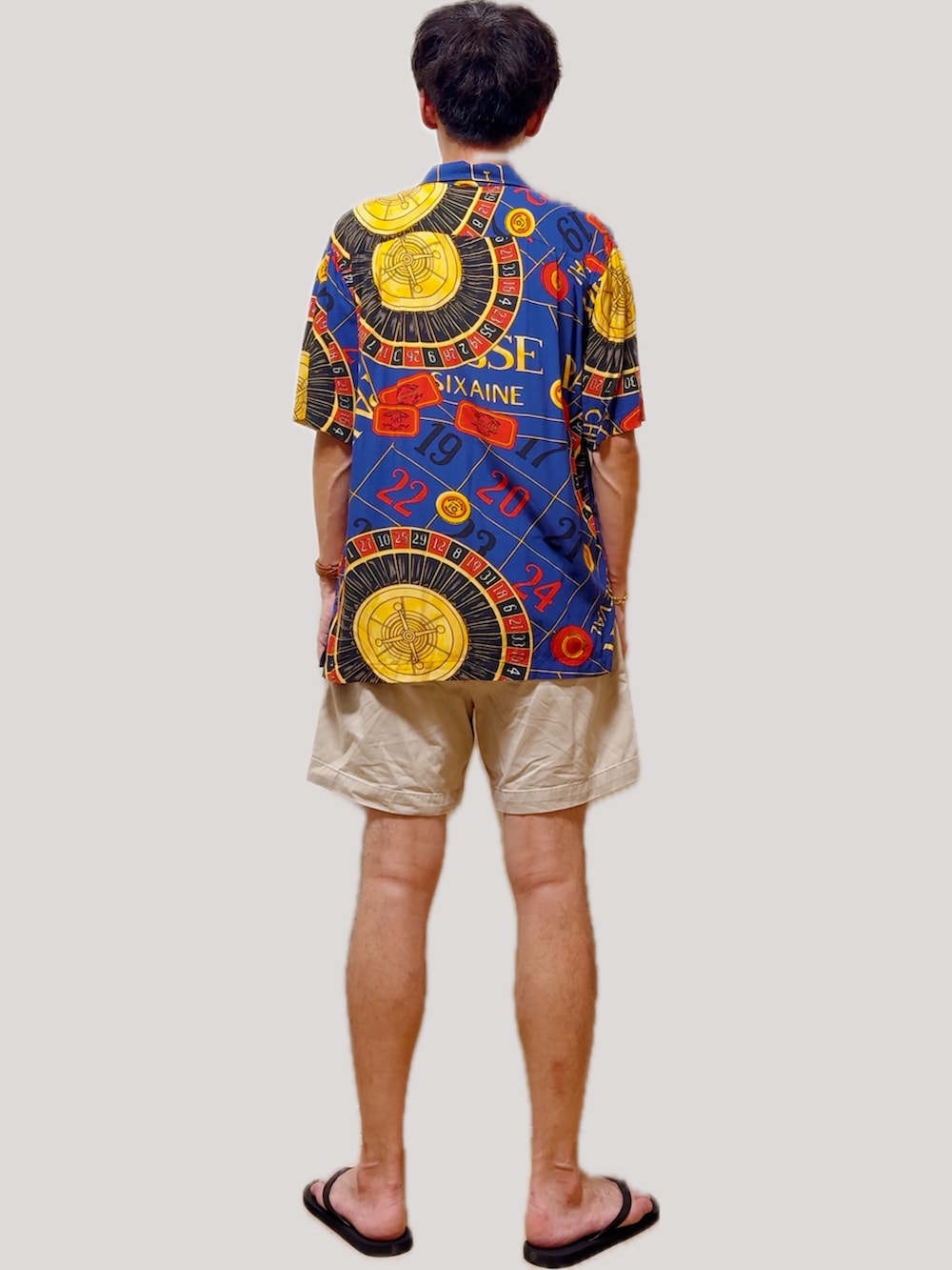 ブルー系のシャツ/ブラウス、ベージュ系のチノパンツ、ブラック系のサンダルを着用したメンズの夏コーディネートの3枚目の写真