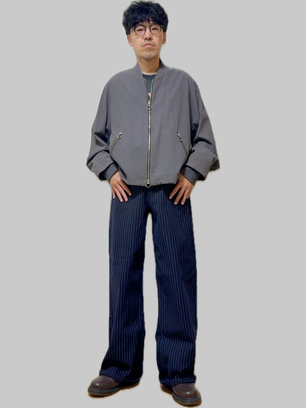 グレー系のミリタリージャケット、その他のデニムパンツ、ブラウン系のドレスシューズを着用したメンズの秋コーディネートの2枚目の写真