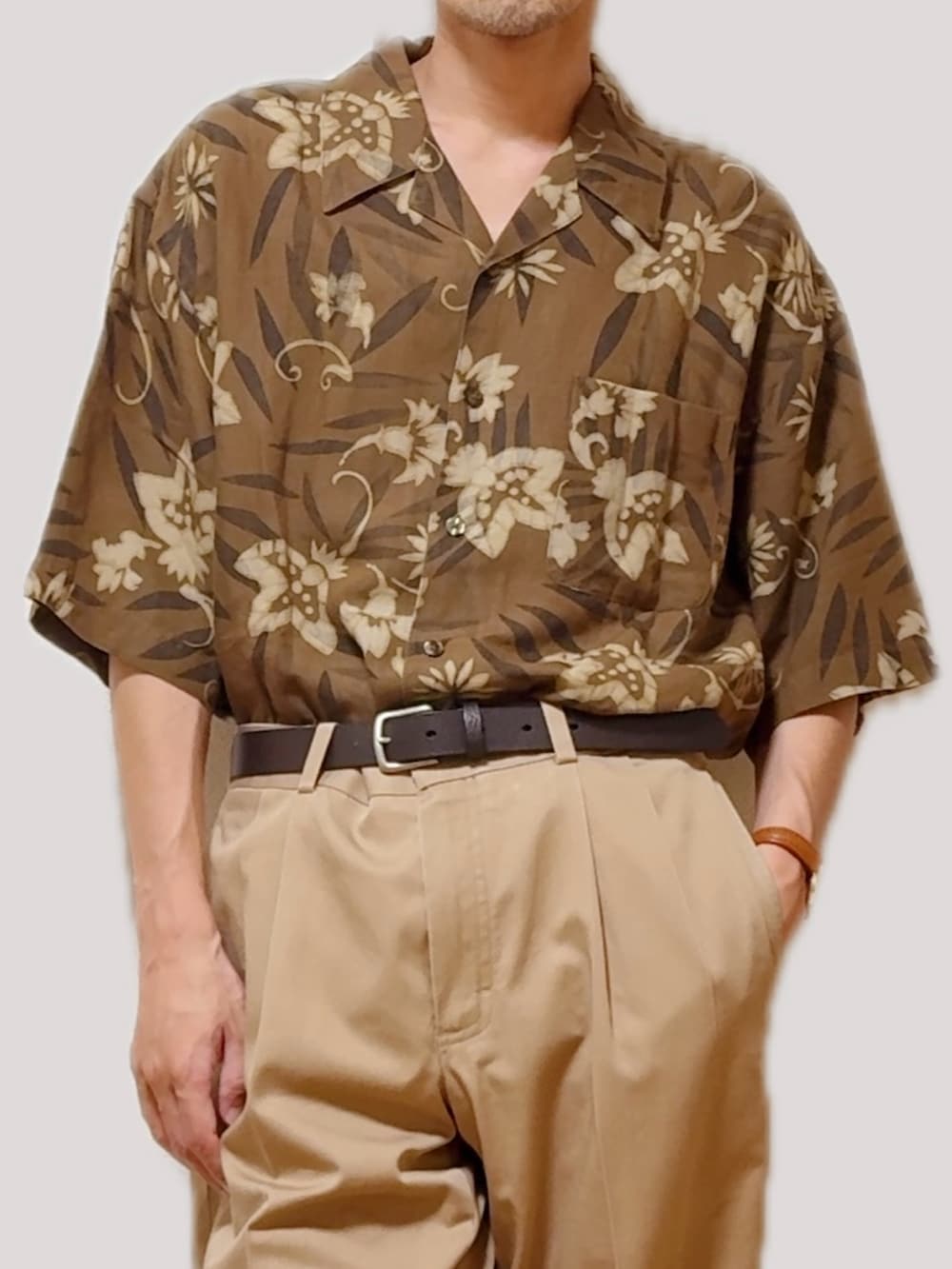 ベージュ系のチノパンツ、ブラウン系のローファー、ブラウン系のシャツ/ブラウスを着用したメンズの夏コーディネートの2枚目の写真