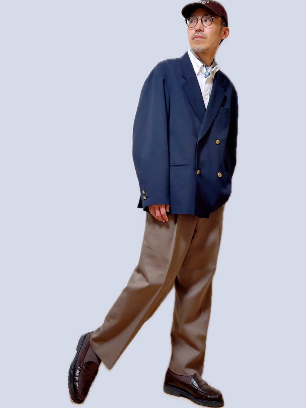 ホワイト系のシャツ/ブラウス、ブルー系のテーラードジャケット、グレー系のスラックスを着用したメンズの冬コーディネートの5枚目の写真