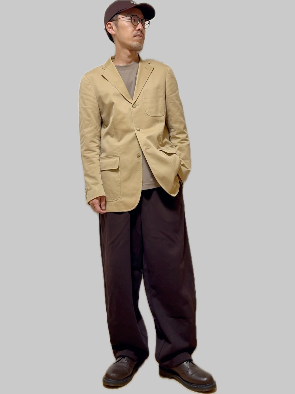 ブラック系のスウェットパンツ、ブラウン系のドレスシューズ、ベージュ系のテーラードジャケットを着用したメンズの秋コーディネートの3枚目の写真