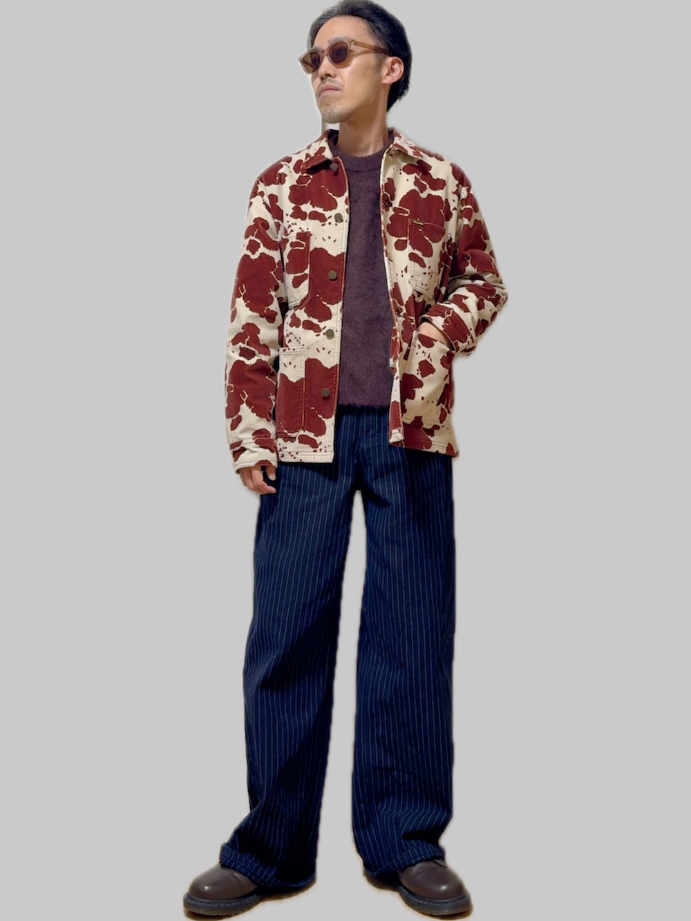 その他のデニムパンツ、ブラウン系のドレスシューズ、ブラウン系のカバーオールを着用したメンズの冬コーディネートの2枚目の写真