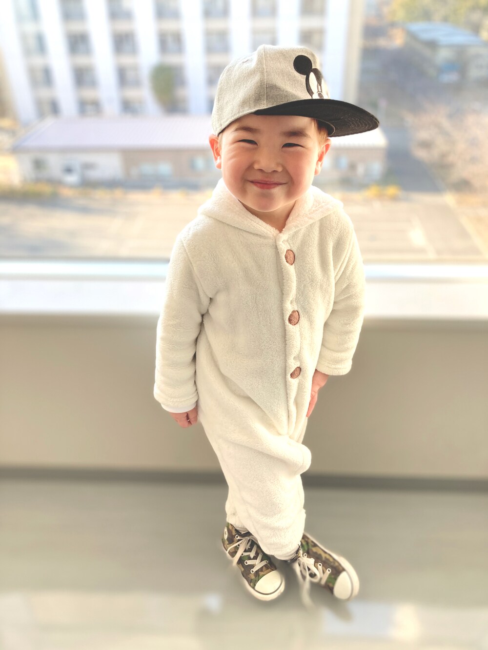 ホワイト系のつなぎ/オールインワン、グリーン系のスニーカー、グレー系のキャップを着用したキッズの春コーディネートの2枚目の写真