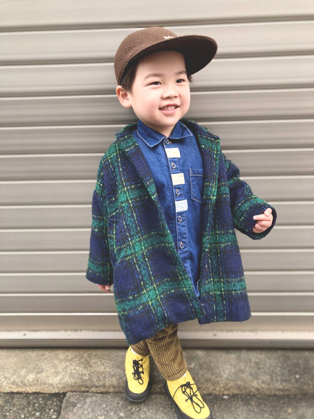 ブルー系のシャツ/ブラウス、グリーン系のダッフルコート、ブラウン系のチノパンツを着用したキッズの冬コーディネートの2枚目の写真