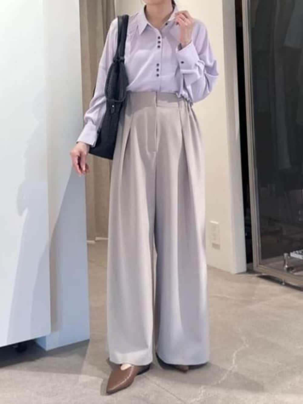 パープル系のシャツ/ブラウス、ベージュ系のスラックス、ブラック系のショルダーバッグを着用したレディースの冬コーディネートの3枚目の写真