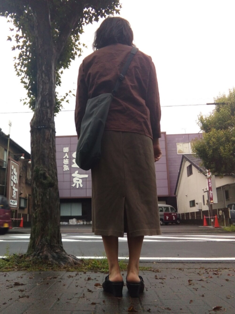 ブラウン系のシャツ/ブラウス、グリーン系のショルダーバッグを着用したレディースの夏コーディネートの3枚目の写真