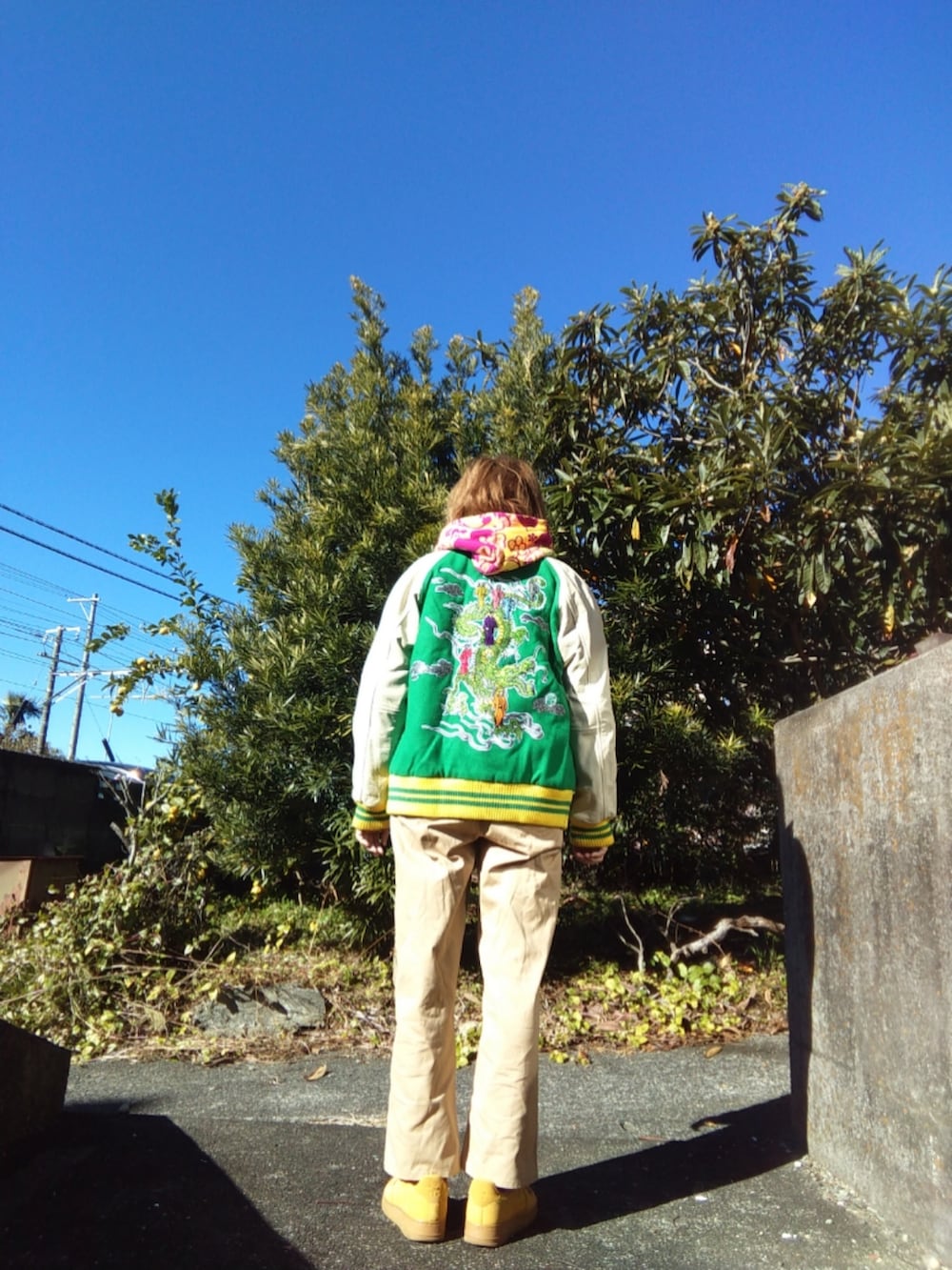 ベージュ系のチノパンツ、イエロー系のスニーカー、イエロー系のスウェットを着用したレディースの春コーディネートの3枚目の写真