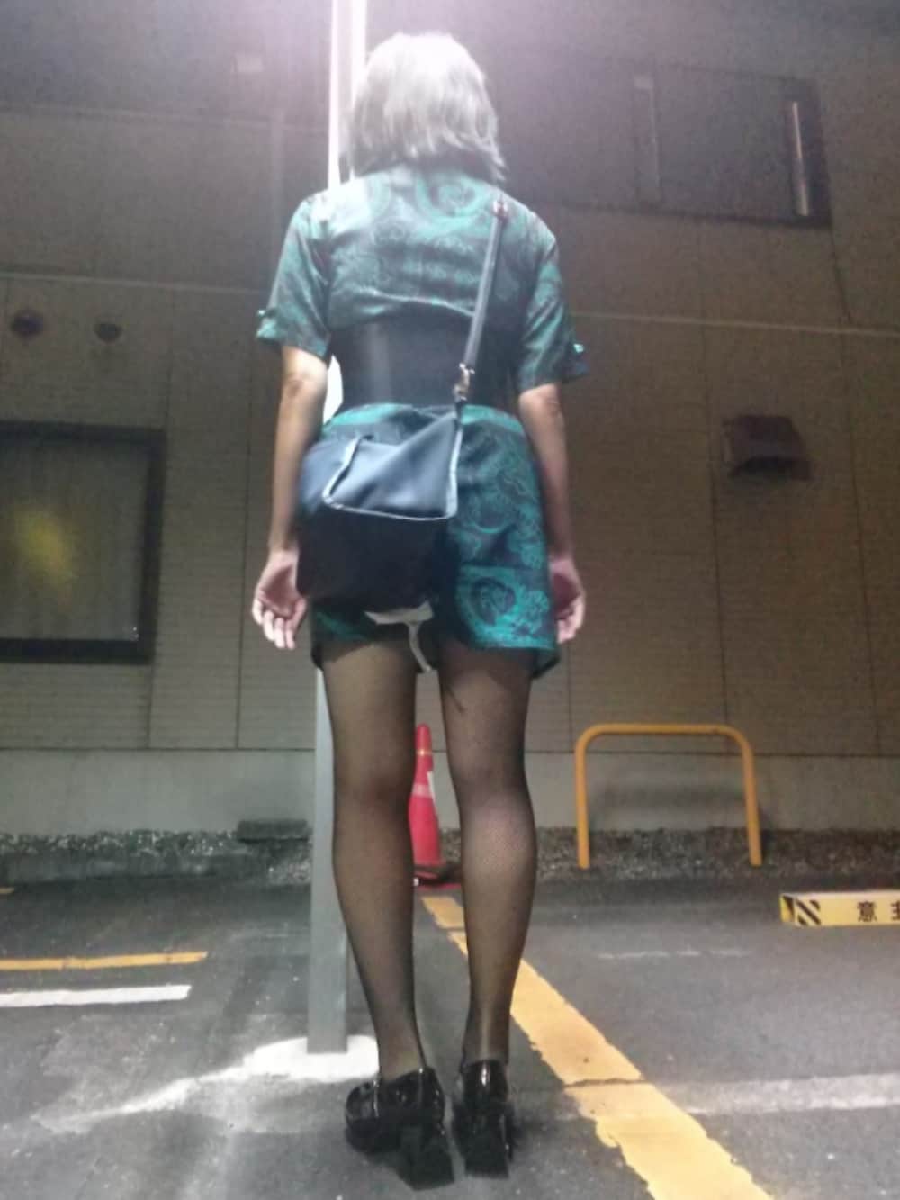 ブラック系のパンプス、ブラック系のワンピース、ブラック系のベルトを着用したレディースの夏コーディネートの2枚目の写真