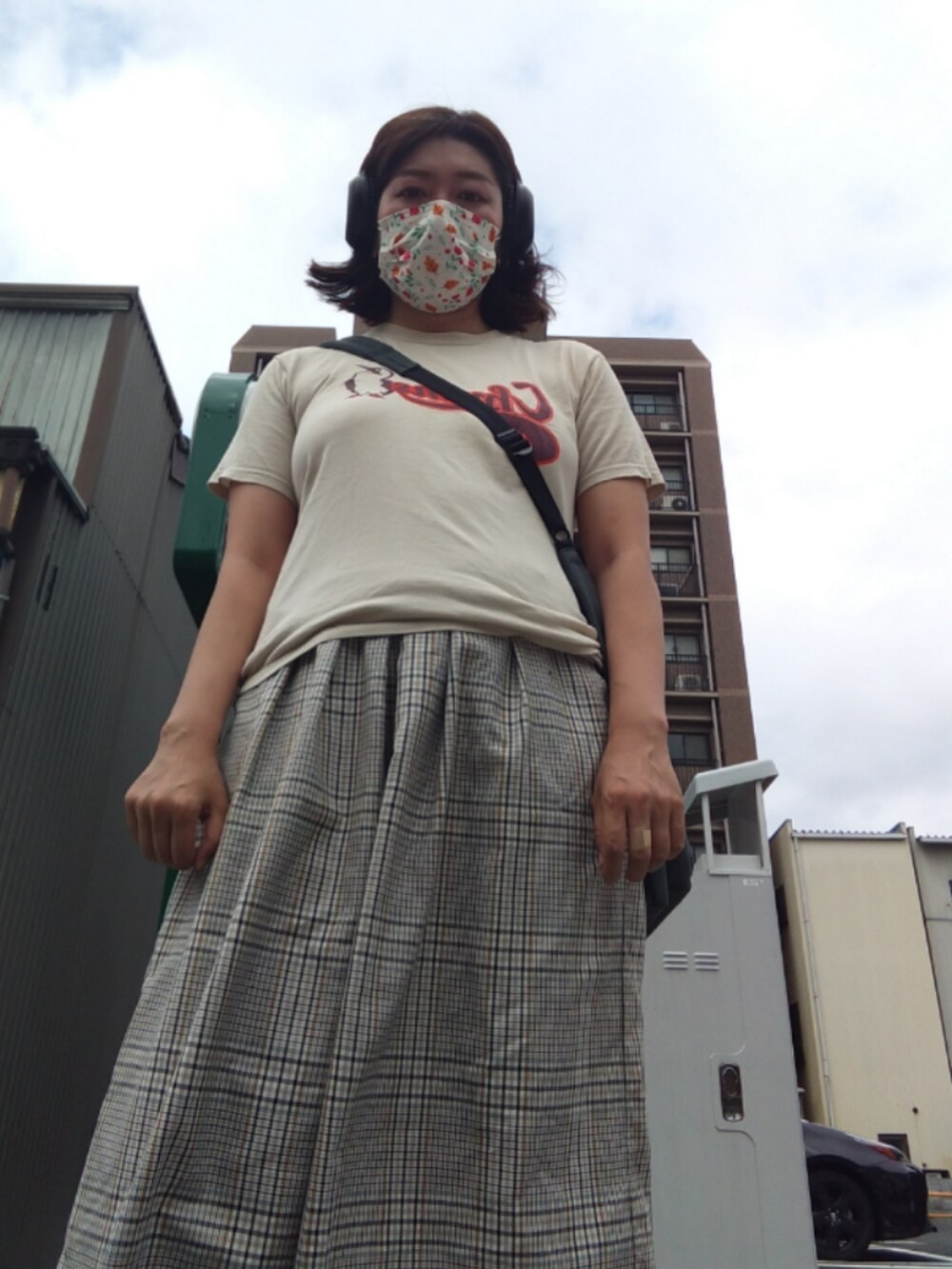 ベージュ系のTシャツ/カットソー、グレー系のスラックス、グレー系のスニーカーを着用したレディースの夏コーディネートの2枚目の写真