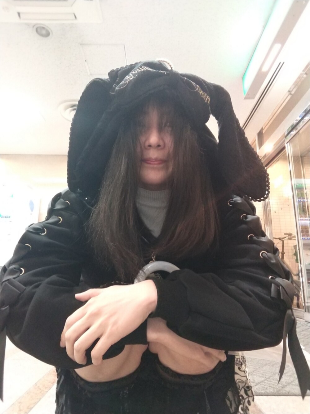 ブラック系のパンプス、ブラック系のパーカー、ブラック系のソックス/靴下を着用したレディースの春コーディネートの4枚目の写真