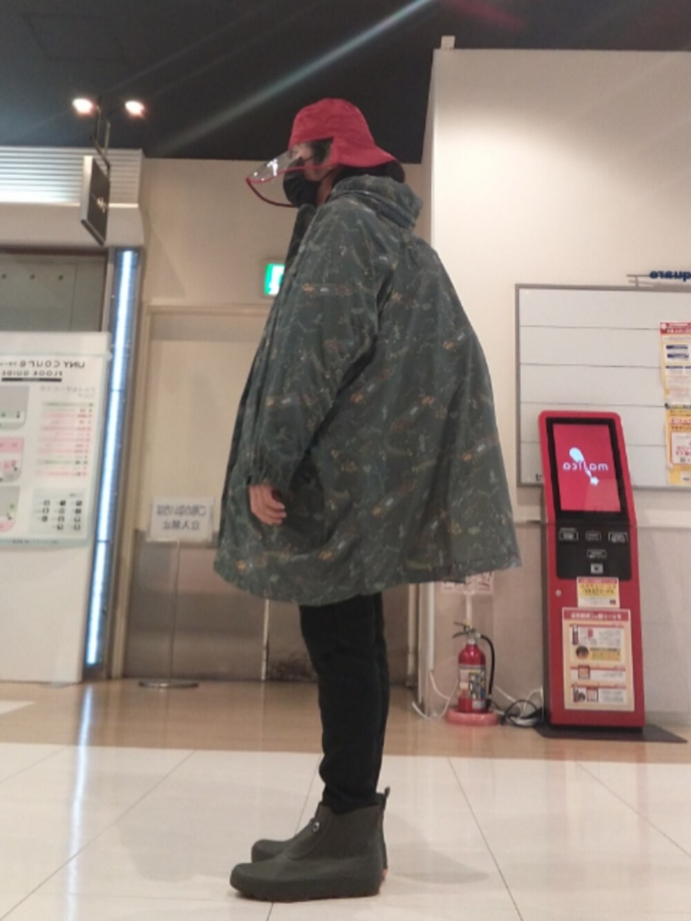 ブルー系のその他アウター、グリーン系のレインシューズを着用したレディースの春コーディネートの2枚目の写真