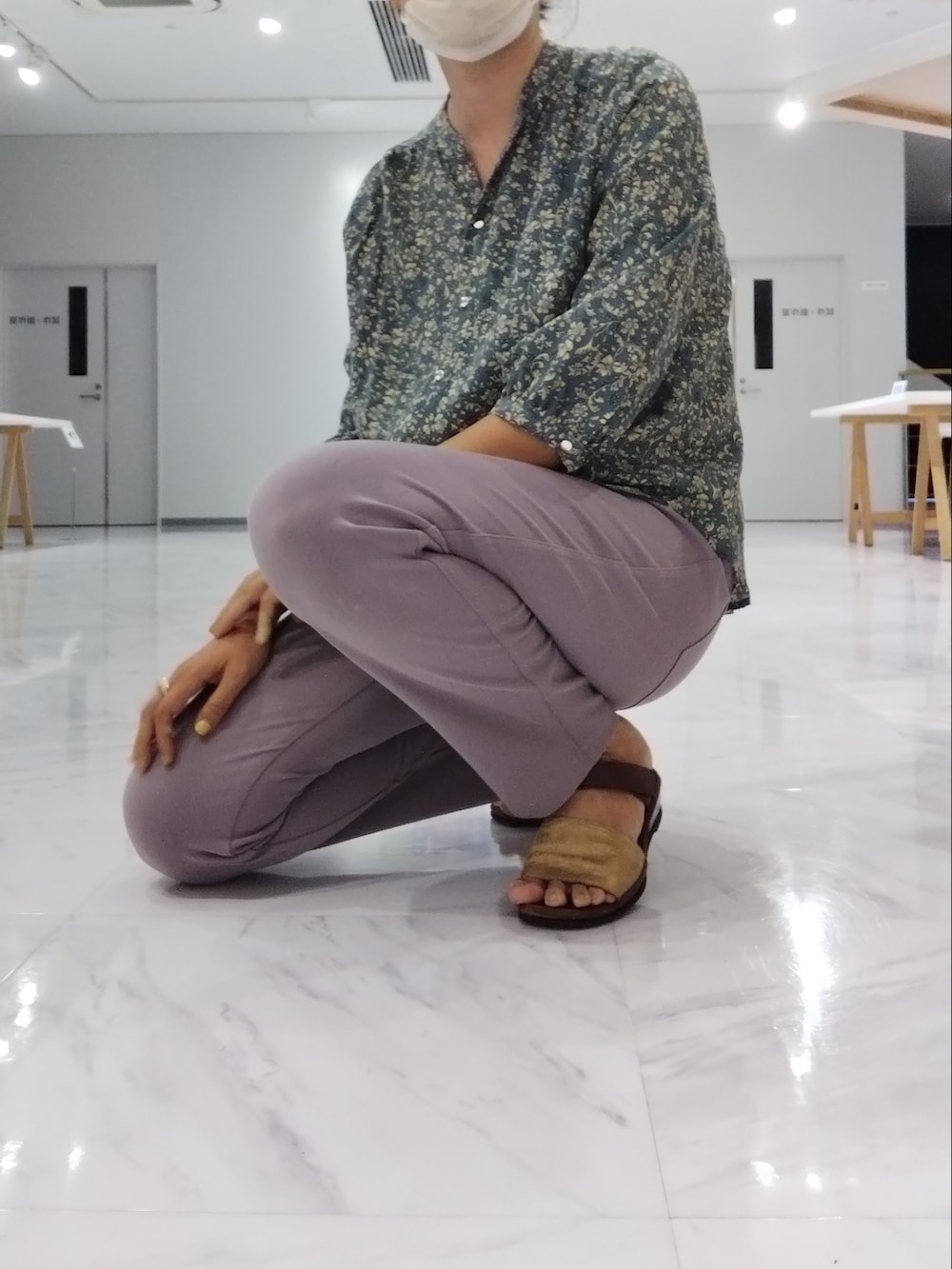 パープル系のデニムパンツ、ブルー系のTシャツ/カットソーを着用したレディースの夏コーディネートの2枚目の写真