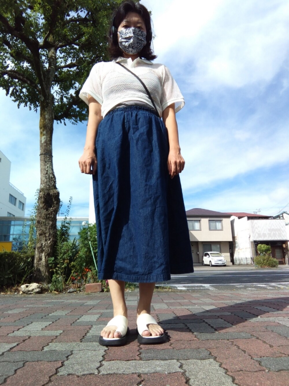 ブラウン系のキャミソール、ホワイト系のTシャツ/カットソーを着用したレディースの夏コーディネートの2枚目の写真