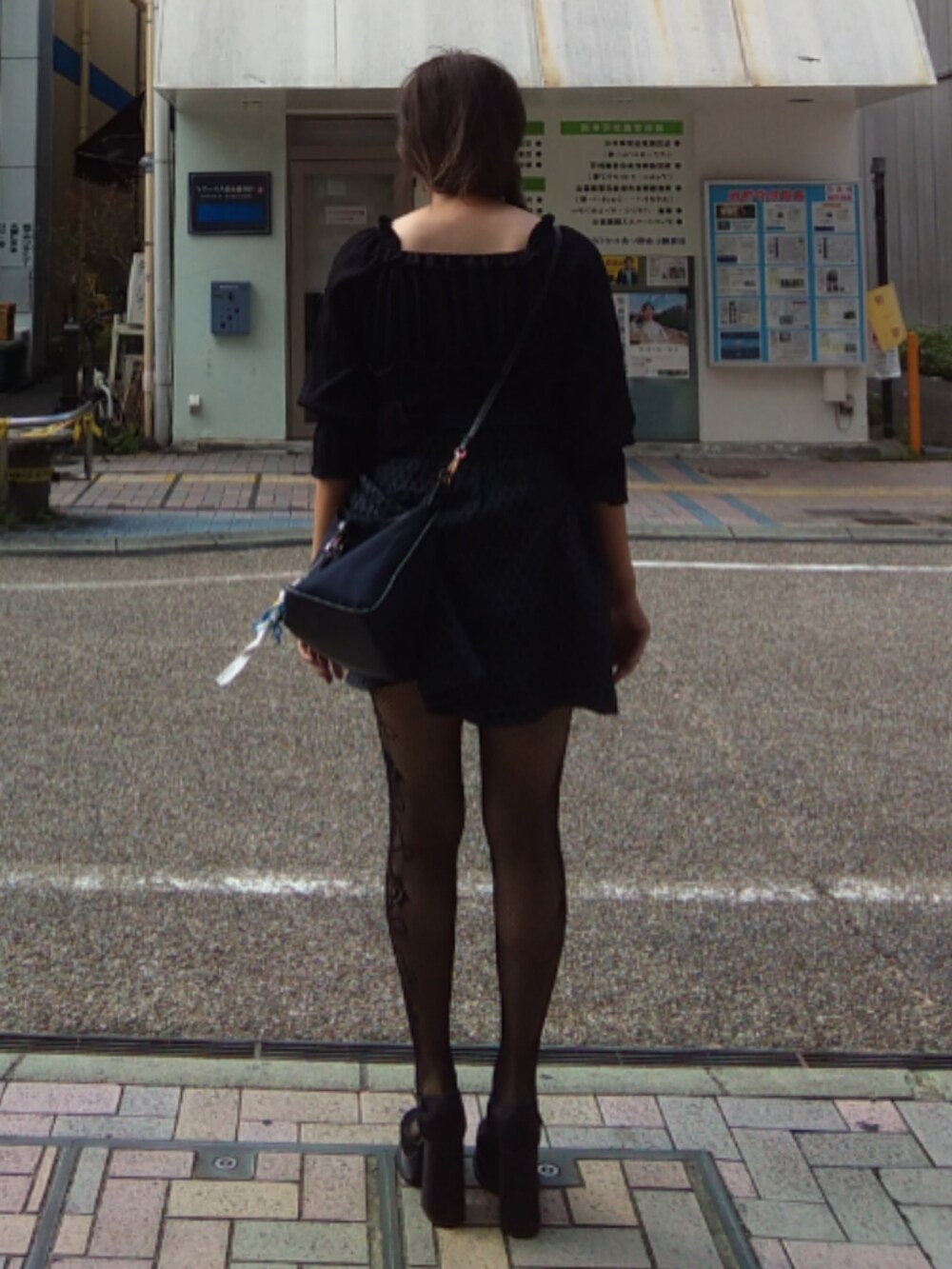 ブラック系のシャツ/ブラウス、ブルー系のスカート、ブラック系のパンプスを着用したレディースの夏コーディネートの2枚目の写真