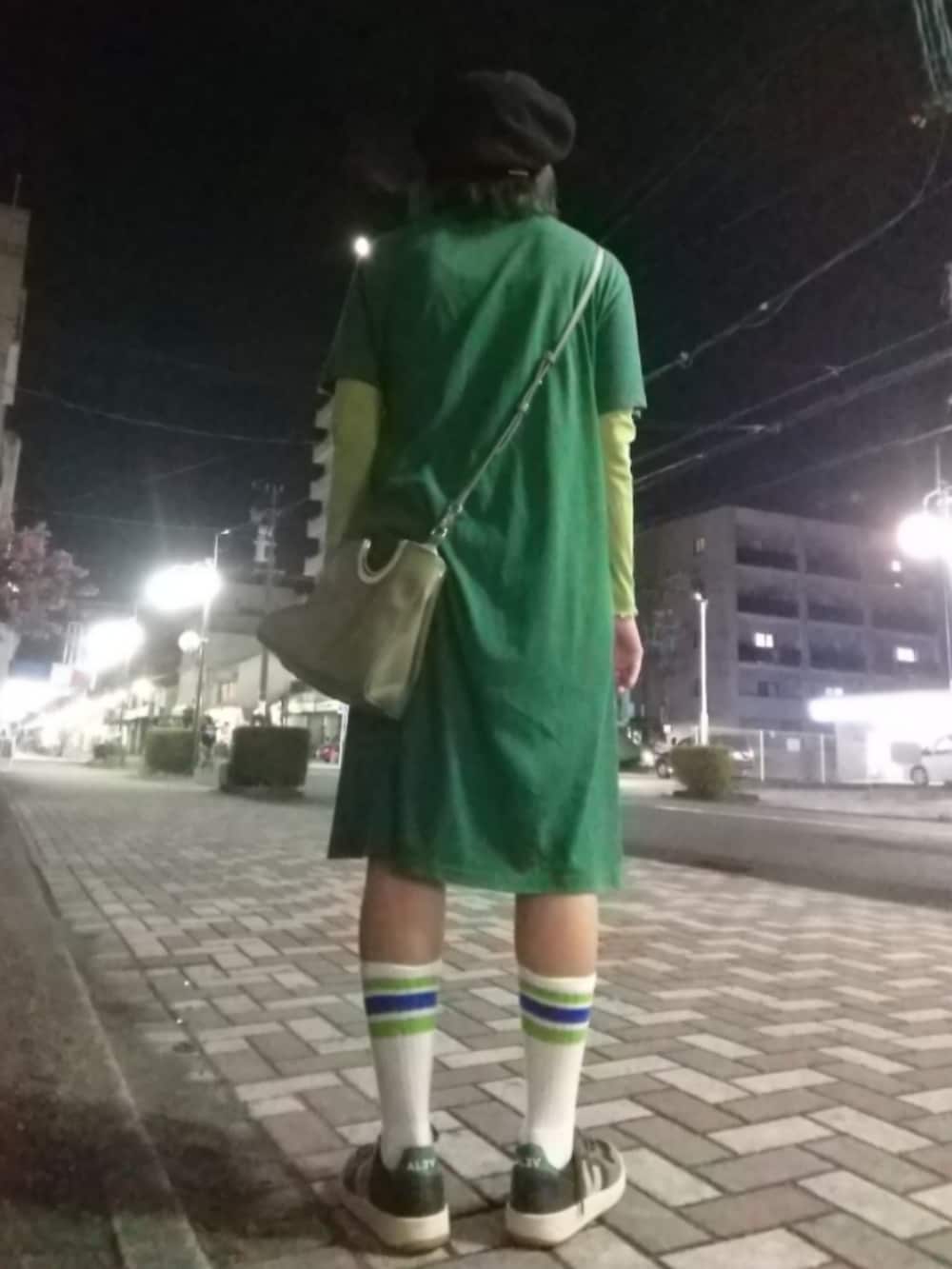 グリーン系のスニーカー、グリーン系のワンピース、グリーン系のTシャツ/カットソーを着用したレディースの夏コーディネートの2枚目の写真