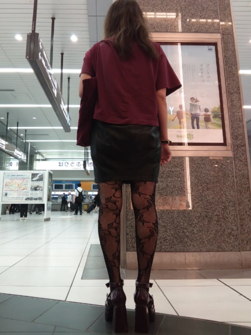 レッド系のパンプス、レッド系のTシャツ/カットソー、ブラック系のスカートを着用したレディースの夏コーディネートの2枚目の写真