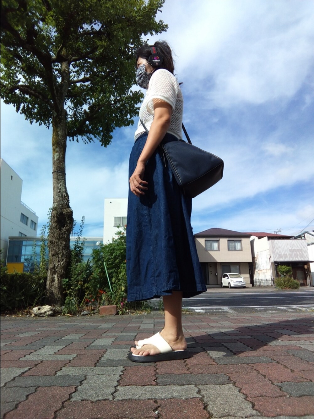 ブラウン系のキャミソール、ホワイト系のTシャツ/カットソーを着用したレディースの夏コーディネートの3枚目の写真