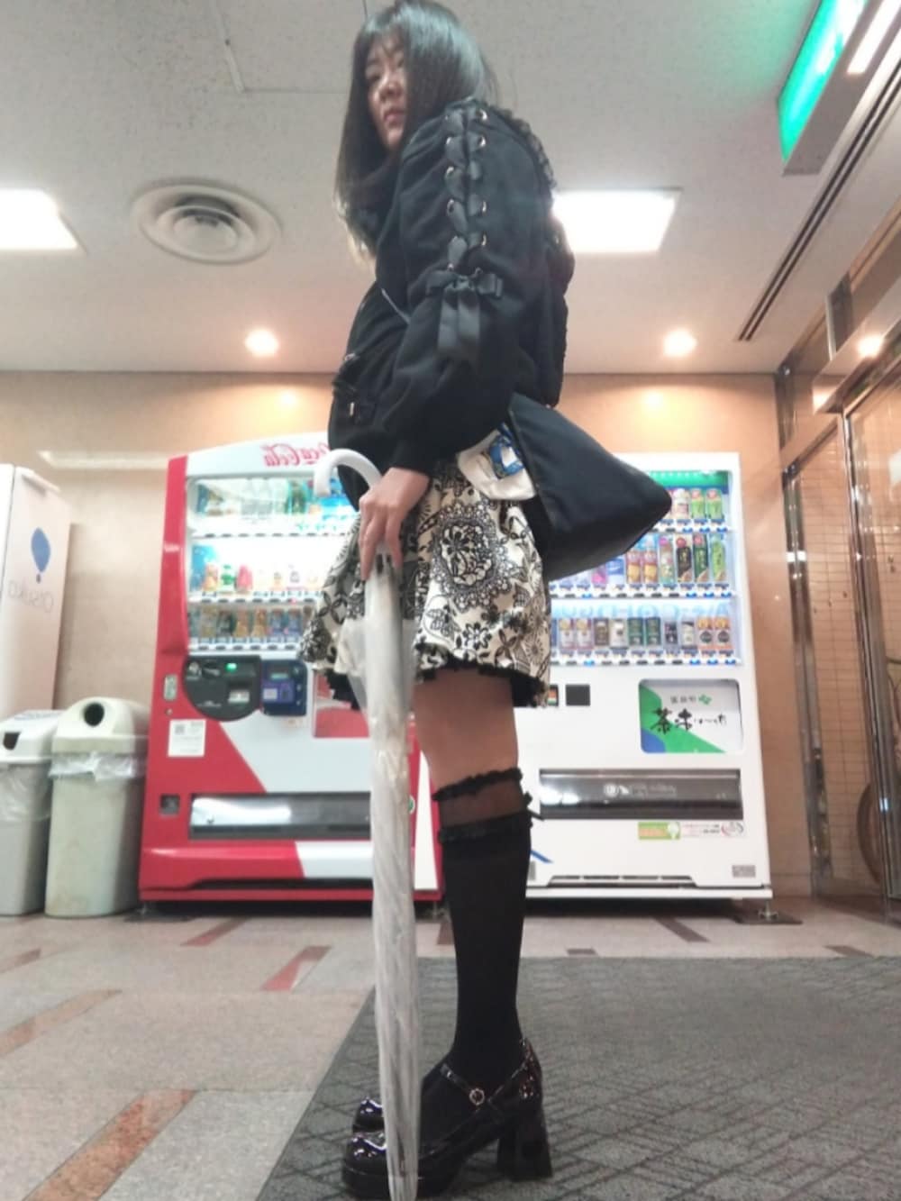 ブラック系のパンプス、ブラック系のパーカー、ブラック系のソックス/靴下を着用したレディースの春コーディネートの2枚目の写真