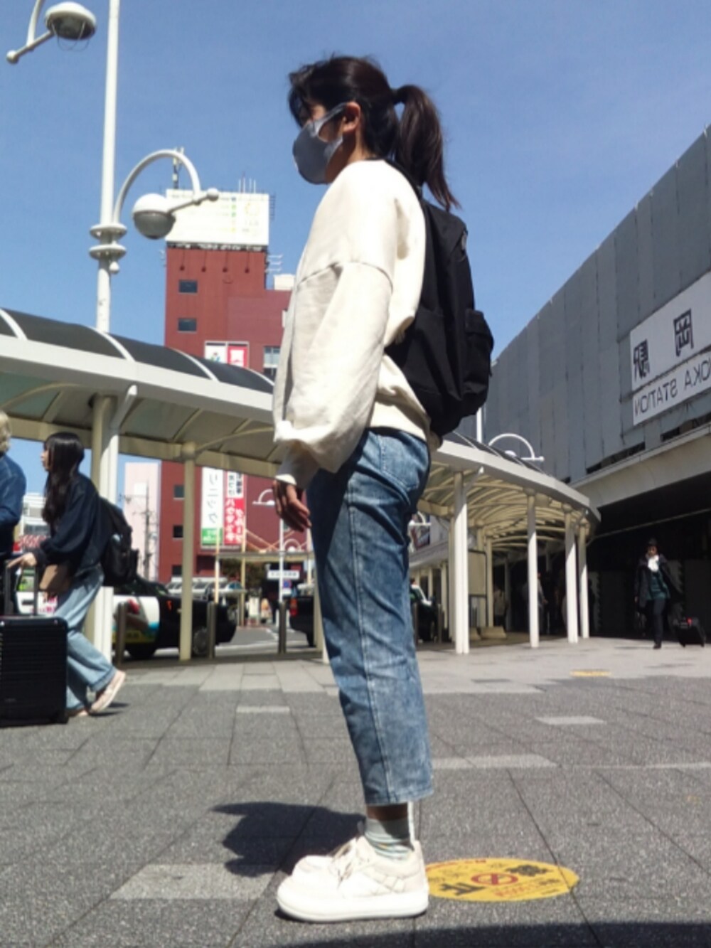 ホワイト系のTシャツ/カットソー、ホワイト系のスニーカーを着用したレディースの春コーディネートの2枚目の写真