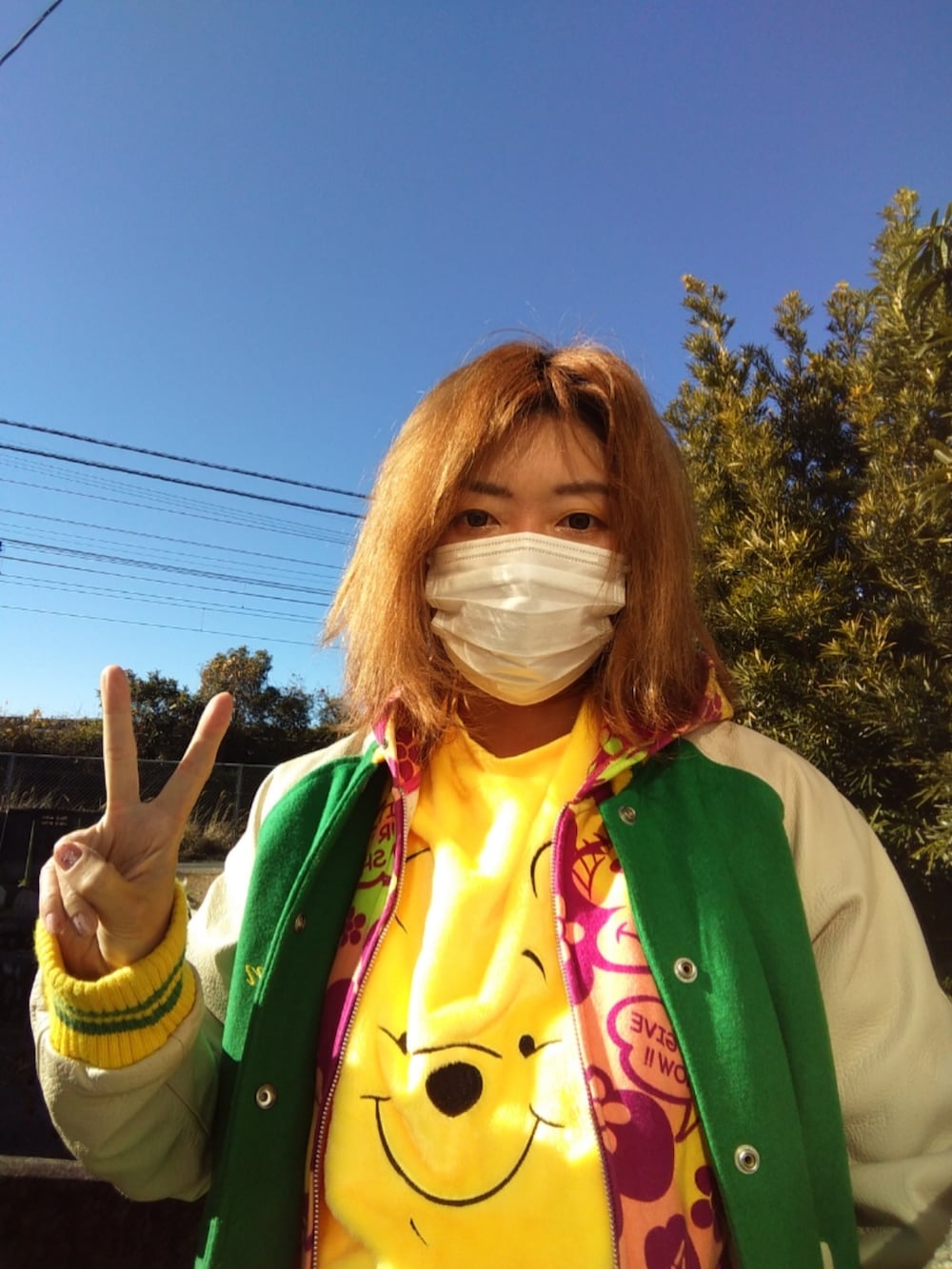 ベージュ系のチノパンツ、イエロー系のスニーカー、イエロー系のスウェットを着用したレディースの春コーディネートの4枚目の写真